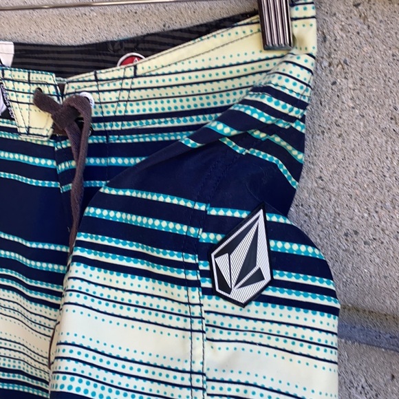 Sz 14 Kids Volcom Youth V2S Stretch Boardies - Picture 4 of 10